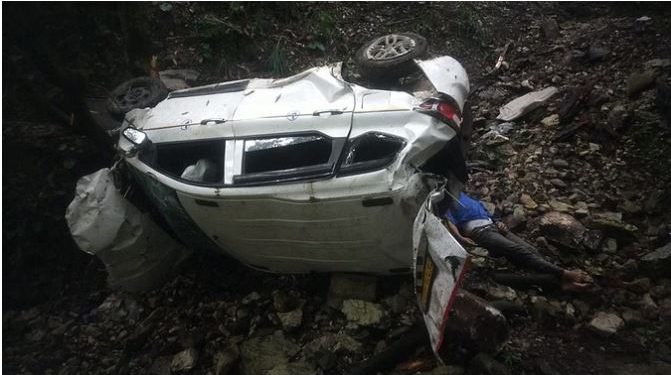 अल्मोड़ा के सल्ट क्षेत्र में भीषण सड़क हादसा, 200 मीटर गहरी खाई में गिरी कार, एक युवक की मौत, चालक घायल