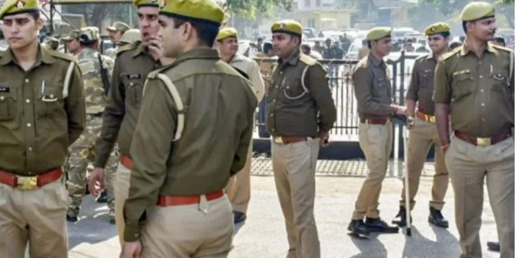 रात में पति से झगड़ा कर महिला ने छोड़ा घर… सड़क पर मांगी लिफ्ट, दरिंदों ने गाड़ी में बैठाया, किया गैंगरेप