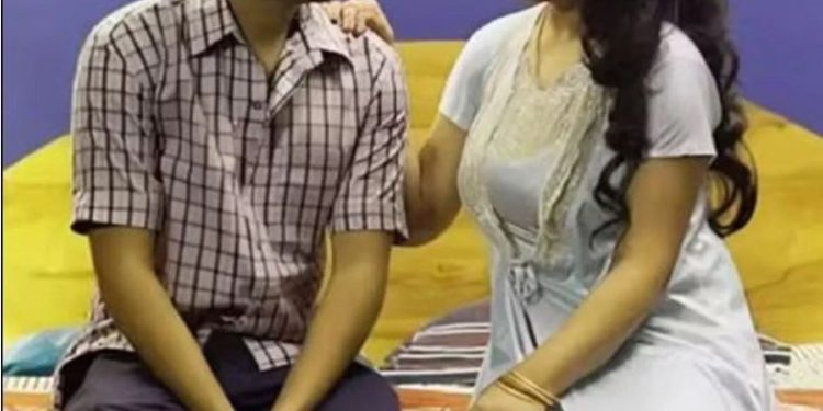 बेडरूम में पति के सामने बॉयफ्रेंड से बनाती थी संबंध, पत्नी की हरकत से ऐसा टूटा… खत्म कर ली अपनी जिंदगी