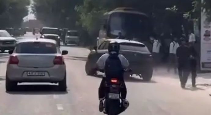 ग्रेटर नोएडा में बिना नंबर प्लेट वाली कार से स्टंटबाजी का VIDEO वायरल, पुलिस ने सिखाया सबक