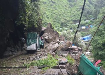 केदारनाथ यात्रा पर लगा ब्रेक, गौरीकुंड में पहाड़ी ढहने पैदल मार्ग बंद