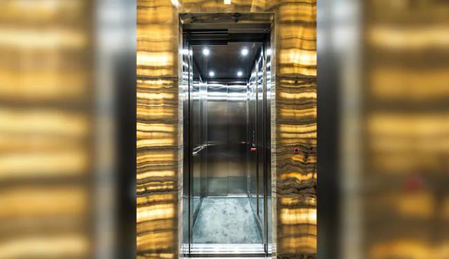 ग्रेटर नोएडा की आनंद आश्रय सोसायटी में लटकी लिफ्ट, 25 मिनट फंसी रही 65 वर्षीय महिला