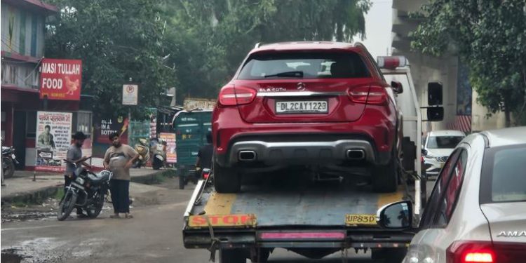 ‘मर्सिडीज पानी में फंसी, 10 लाख का हर्जाना दो’, गाजियाबाद के कारोबारी का नगर निगम को लीगल नोटिस