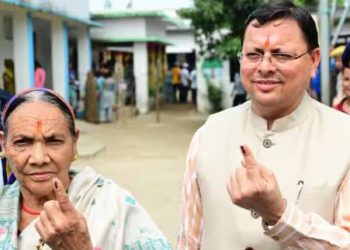 पंचायत चुनाव: सीएम धामी ने मां के साथ खटीमा में डाला वोट, लाइन में लगकर किया अपनी बारी का इंतजार