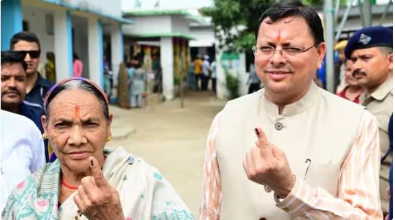 पंचायत चुनाव: सीएम धामी ने मां के साथ खटीमा में डाला वोट, लाइन में लगकर किया अपनी बारी का इंतजार