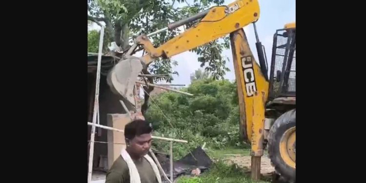 नोएडा में यहां पर बुलडोजर एक्शन से मचा हड़कंप, 2000 वर्गमीटर से ज्यादा जमीन पर बने पक्के निर्माण ध्वस्त