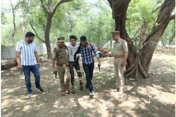 नोएडा पुलिस की एनकाउंटर में गाजियाबाद का लुटेरा गिरफ्तार, स्कूटी, तमंचा और नकदी बरामद