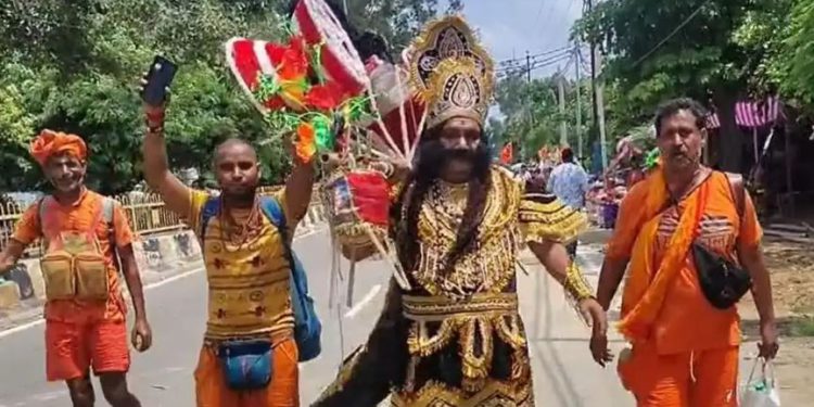 ‘रावण’ की कांवड़… दशानन के भेष में हरिद्वार से लेकर निकला शिवभक्त, बुराड़ी में करेगा जलाभिषेक