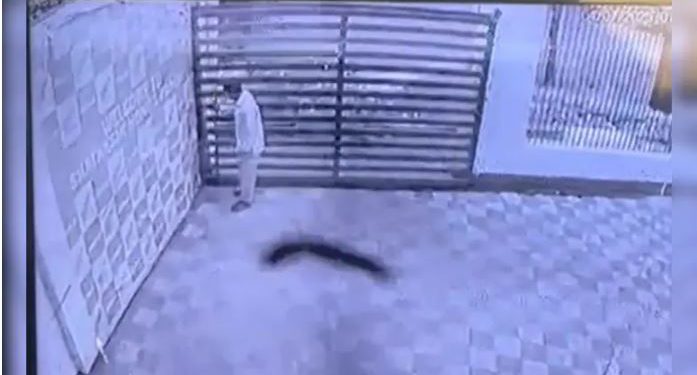 सिक्योरिटी गार्ड के ऊपर गिरा स्लाइडिंग गेट, तड़प-तड़पकर तोड़ा दम… नहीं बचाने आया कोई