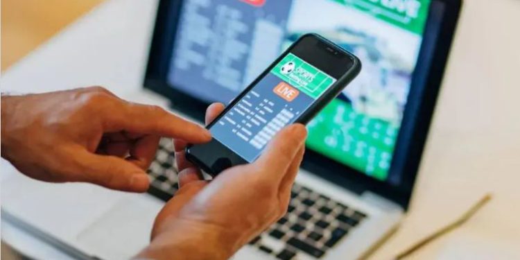 Whatsapp पर लिंक भेज कई राज्यों के लोगों से करते थे ठगी, ग‍िरोह के 15 लोग लखनऊ से गिरफ्तार