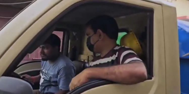 योगी सरकार के मंत्री ने कूड़ा गाड़ी में बैठकर क्‍यों घूमा पूरा शहर? मुंह पर लगाए रहे मास्‍क