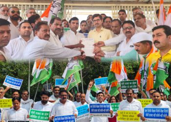 प्रदेश सरकार द्वारा स्कूल मर्जर के विरोध में कांग्रेस का हल्ला बोल प्रदर्शन, सौपा ज्ञापन