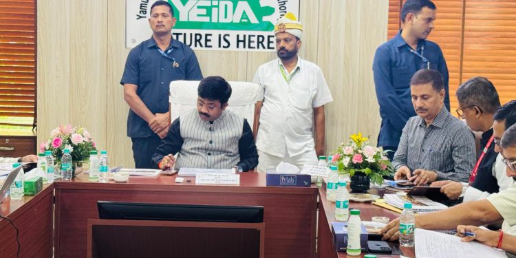 यमुना एक्सप्रेसवे औद्योगिक विकास प्राधिकरण की योजनाओं की समीक्षा बैठक संपन्न