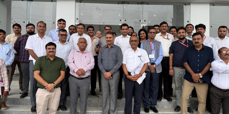 मेडिकल डिवाइस पार्क का अवनीश अवस्थी और जी.एन. सिंह ने किया निरीक्षण, कंपनियों को जल्द निर्माण शुरू करने के निर्देश