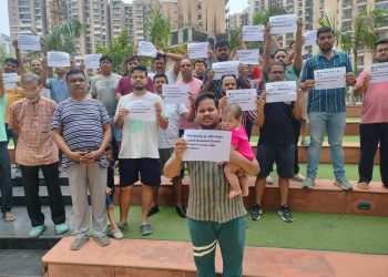 JKG Palm Court में वर्षों से लंबित रजिस्ट्री को लेकर खरीदारों का फूटा आक्रोश, हर रविवार विरोध का ऐलान