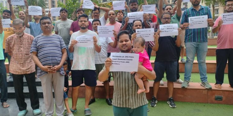 JKG Palm Court में वर्षों से लंबित रजिस्ट्री को लेकर खरीदारों का फूटा आक्रोश, हर रविवार विरोध का ऐलान