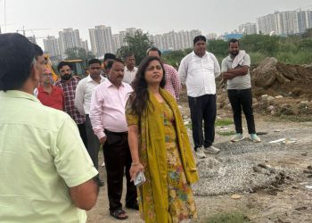 ग्रेनो के ईकोटेक-12 में सड़क किनारे कूड़ा फेंकने वालों पर चलेगा डंडा, ओएसडी ने दिए कड़ी कार्रवाई के निर्देश