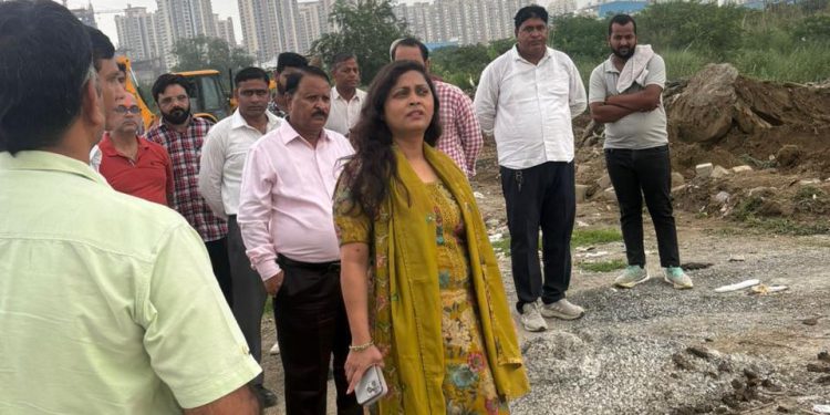 ग्रेनो के ईकोटेक-12 में सड़क किनारे कूड़ा फेंकने वालों पर चलेगा डंडा, ओएसडी ने दिए कड़ी कार्रवाई के निर्देश