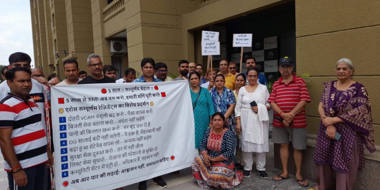 ईरोज सम्पूर्णम सोसाइटी में तीसरे रविवार भी गूंजा विरोध का स्वर, समस्याओं पर अब तक चुप है प्रबंधन