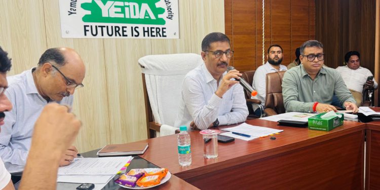 टॉय पार्क योजना को लेकर YEIDA सीईओ ने की आवंटियों के साथ बैठक