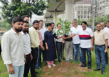 ग्रेनो प्राधिकरण ने सेक्टर 105 मीटर रोड पर किए पौधरोपण