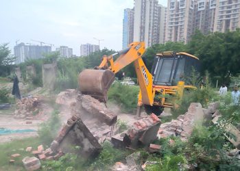 बिसरख में अतिक्रमण पर ग्रेनो प्राधिकरण का चला बुलडोजर, 18 करोड़ रुपये की जमीन कराई मुक्त