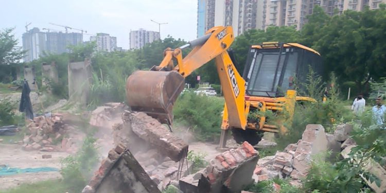 बिसरख में अतिक्रमण पर ग्रेनो प्राधिकरण का चला बुलडोजर, 18 करोड़ रुपये की जमीन कराई मुक्त