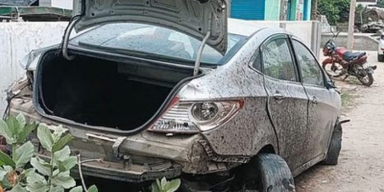 ग्रेटर नोएडा एक्सप्रेसवे से तेज रफ्तार होंडा सिटी कार 25 फीट नीचे गिरी, स्कूटी और बाइक राइडर चपेट में आए