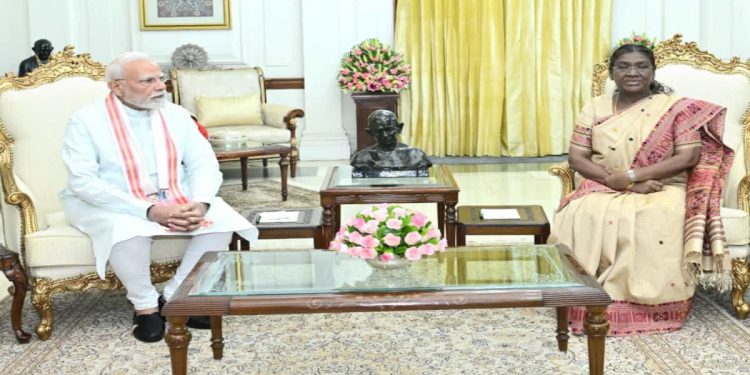 पीएम मोदी और गृहमंत्री शाह ने राष्ट्रपति मुर्मू से कीं अलग-अलग मुलाकात, सियासी सरगर्मी तेज