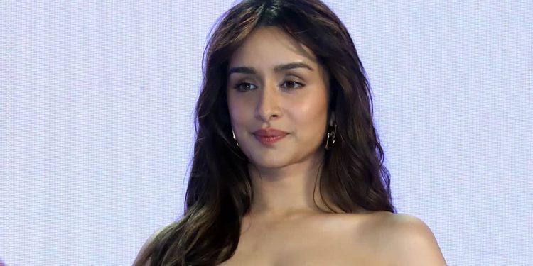 क्या फेक हैं श्रद्धा कपूर का लिंक्डइन अकाउंट? ‘स्त्री’ ने मजेदार अंदाज में मांगी मदद