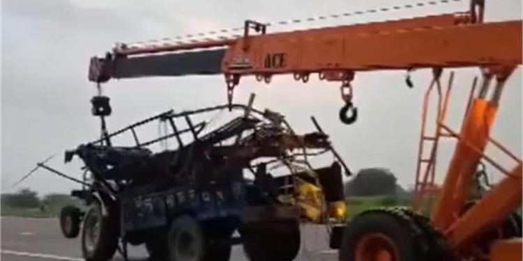 बुलंदशहर: NH 34 पर बड़ा हादसा…श्रद्धालुओं से भरे ट्रैक्टर को कंटेनर ने मारी टक्कर, 8 की मौत; 43 घायल