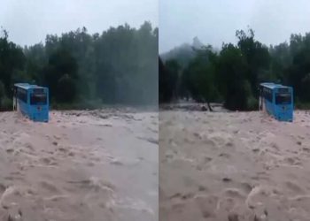 धनगढ़ी नाले में फंसी यात्रियों से भरी रोडवेज, जेसीबी से हुआ रेस्क्यू, ड्राइवर पर केस दर्ज