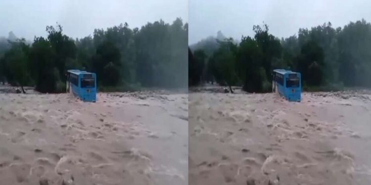 धनगढ़ी नाले में फंसी यात्रियों से भरी रोडवेज, जेसीबी से हुआ रेस्क्यू, ड्राइवर पर केस दर्ज