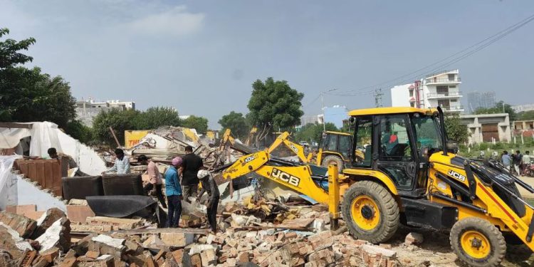 नोएडा में गरजा बुलडोजर, सड़क बनाने के लिए 50 से ज्यादा अवैध दुकानें-झुग्गियां ढहाईं