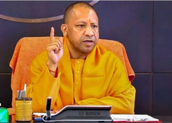 CM योगी की बैठक से नदारद रहे 5 अफसरों पर गिरी गाज, वेतन रोकने का आदेश, शासन को भेजा पत्र