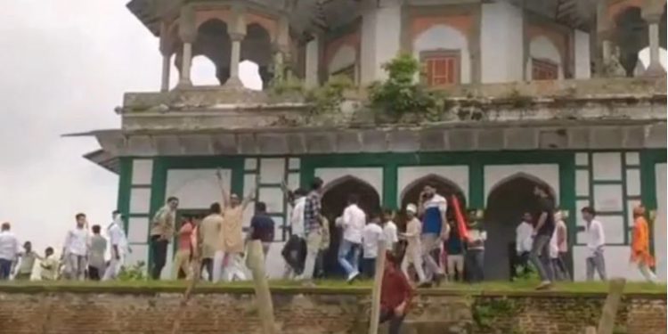 फतेहपुर के मकबरे में तोड़फोड़, पूजा करने पहुंचे थे हिंदू, पुलिस के आश्वासन से लौटे; भारी पुलिस बल तैनात