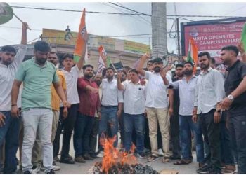 पौड़ी जितेंद्र सिंह आत्महत्या मामला, अंतिम संस्कार नहीं करने पर अड़े परिजन, शव रख लगाया जाम