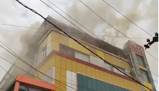 नोएडा में फर्नीचर की दुकान में लगी भीषण आग, दमकल कर्मियों ने टावर के अंदर फंसे लोगों को निकाला