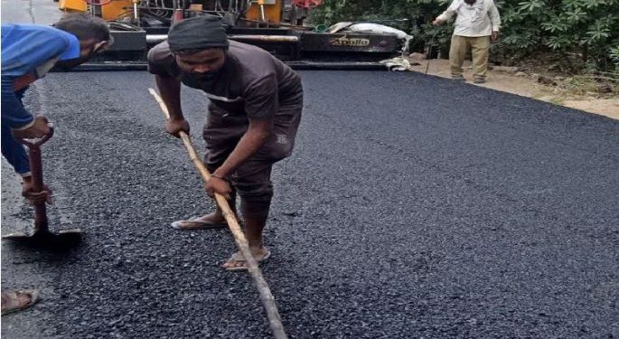 नोएडा के सेक्टर-46 और 99 के बीच तेजी से बन रही सड़क, 15 दिन में पूरा होगा काम