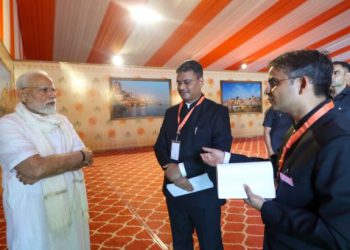 काशी के दौरे पर PM मोदी… DM-कमीश्नर से ली बाढ़ की जानकारी, दिया ये आदेश