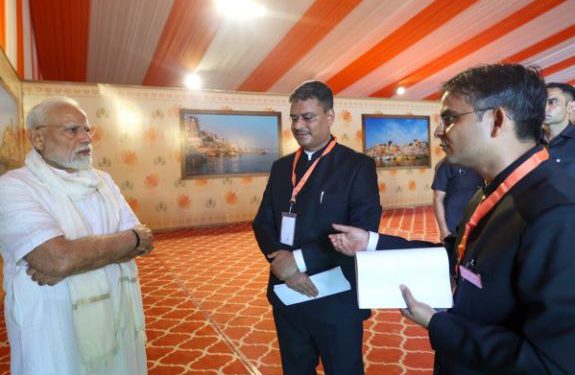 काशी के दौरे पर PM मोदी… DM-कमीश्नर से ली बाढ़ की जानकारी, दिया ये आदेश