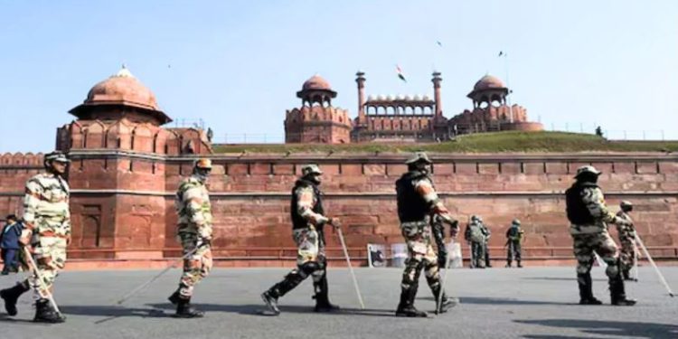 लाल किले की सुरक्षा में चूक: ‘डमी बम’ नहीं पकड़ पाए 7 पुलिसकर्मी सस्पेंड