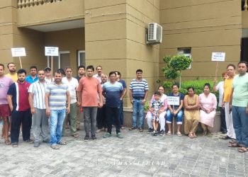 बुनियादी अधिकारों की मांग पर अड़े एरोस सम्पूर्णम के निवासी, चौथे सप्ताह जारी रहा शांतिपूर्ण आंदोलन