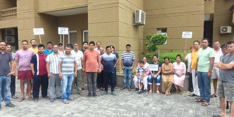 बुनियादी अधिकारों की मांग पर अड़े एरोस सम्पूर्णम के निवासी, चौथे सप्ताह जारी रहा शांतिपूर्ण आंदोलन