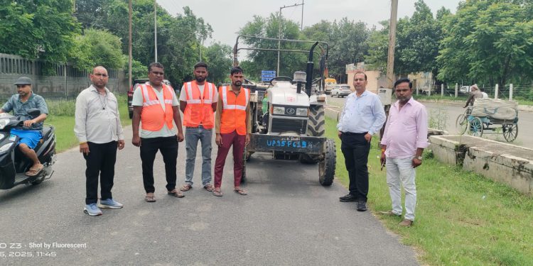 ग्रेटर नोएडा में रोड किनारे कूड़ा डालने पर दो वाहन जब्त, एक लाख रुपए जुर्माना