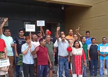 ईरोज सम्पूर्णम में निवासियों का गुस्सा चरम पर — 5वें हफ्ते भी गूंजा विरोध, बिल्डर से वार्ता तक अडिग आंदोलन