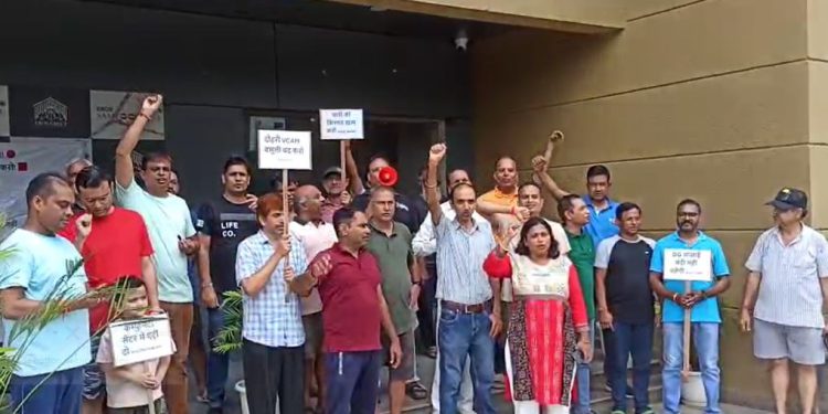 ईरोज सम्पूर्णम में निवासियों का गुस्सा चरम पर — 5वें हफ्ते भी गूंजा विरोध, बिल्डर से वार्ता तक अडिग आंदोलन