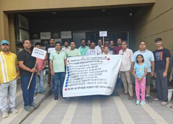 इरोस सम्पूर्णम के निवासियों का सातवें सप्ताह भी शांतिपूर्ण विरोध प्रदर्शन जारी, प्रबंधन पर टालमटोल का आरोप