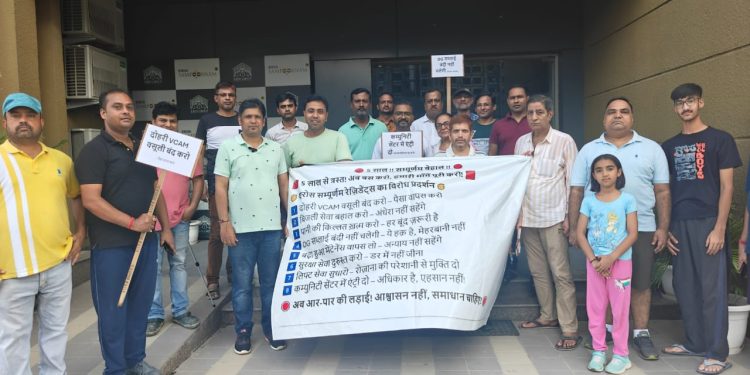 इरोस सम्पूर्णम के निवासियों का सातवें सप्ताह भी शांतिपूर्ण विरोध प्रदर्शन जारी, प्रबंधन पर टालमटोल का आरोप