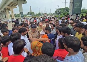 जैतपुर में करंट से मौत के बाद बवाल, परिजनों ने हत्या का आरोप लगाते हुए शव रखकर लगाया जाम